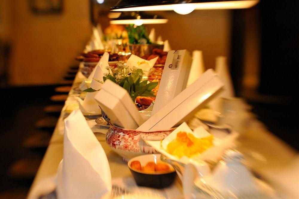 Hotel Landa Burgo Esterno foto A buffet at a hotel