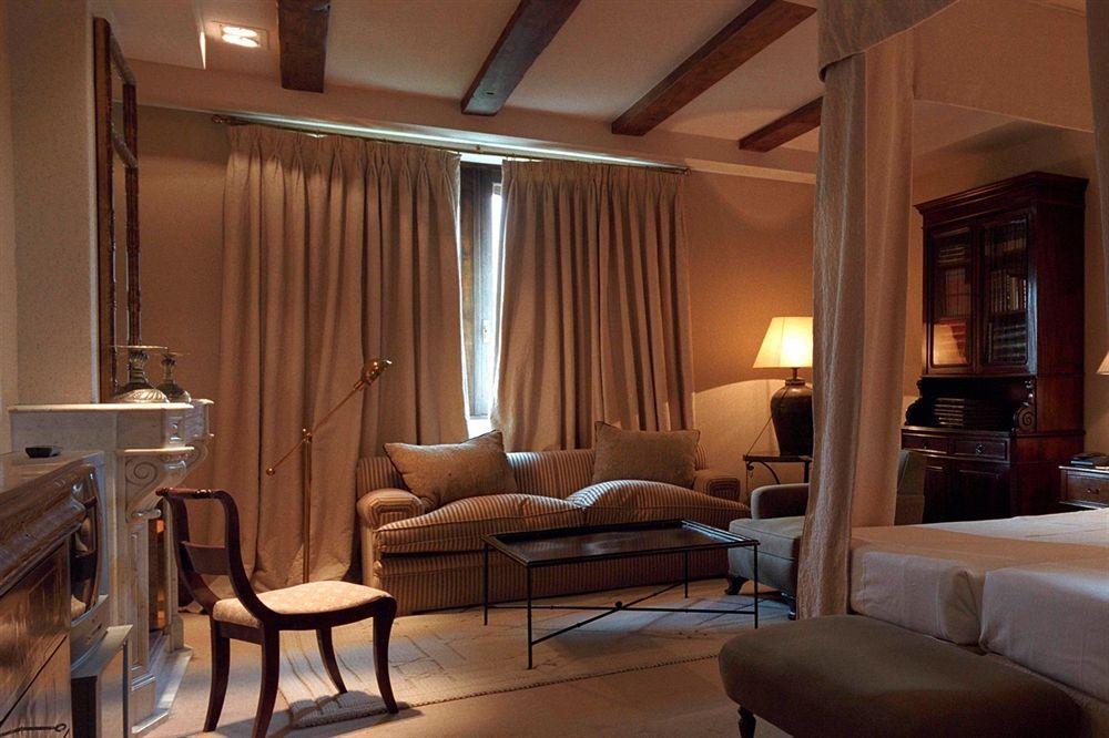 Hotel Landa Burgo Camera foto A room at the Hotel de la Villa d'Este