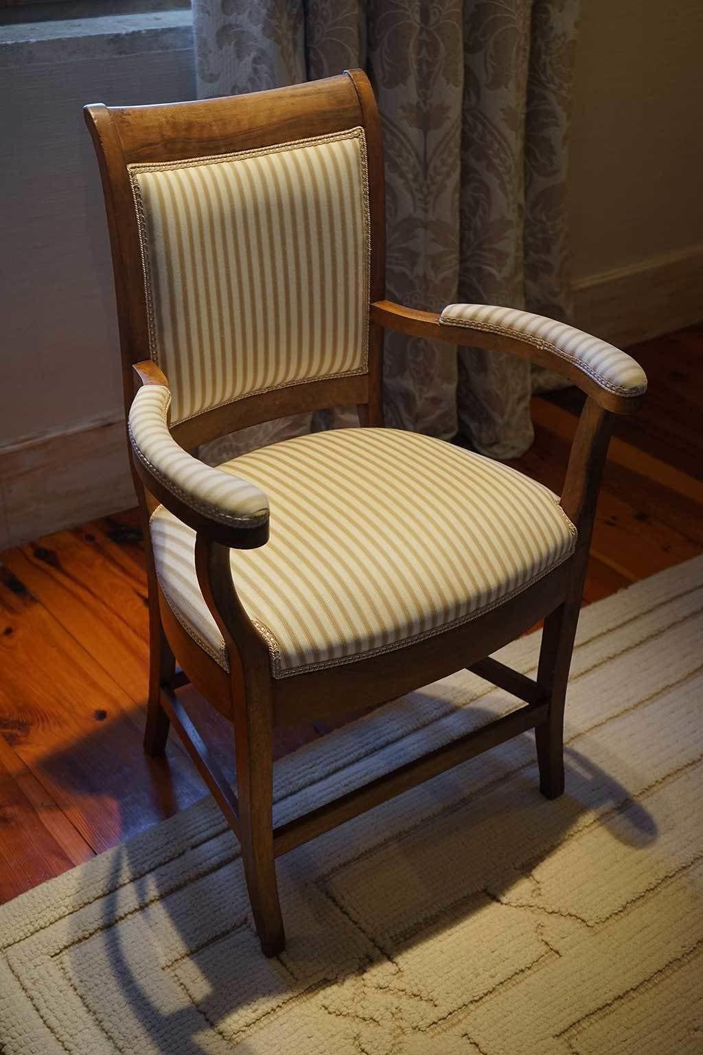 Hotel Landa Burgo Esterno foto A chair with a striped seat