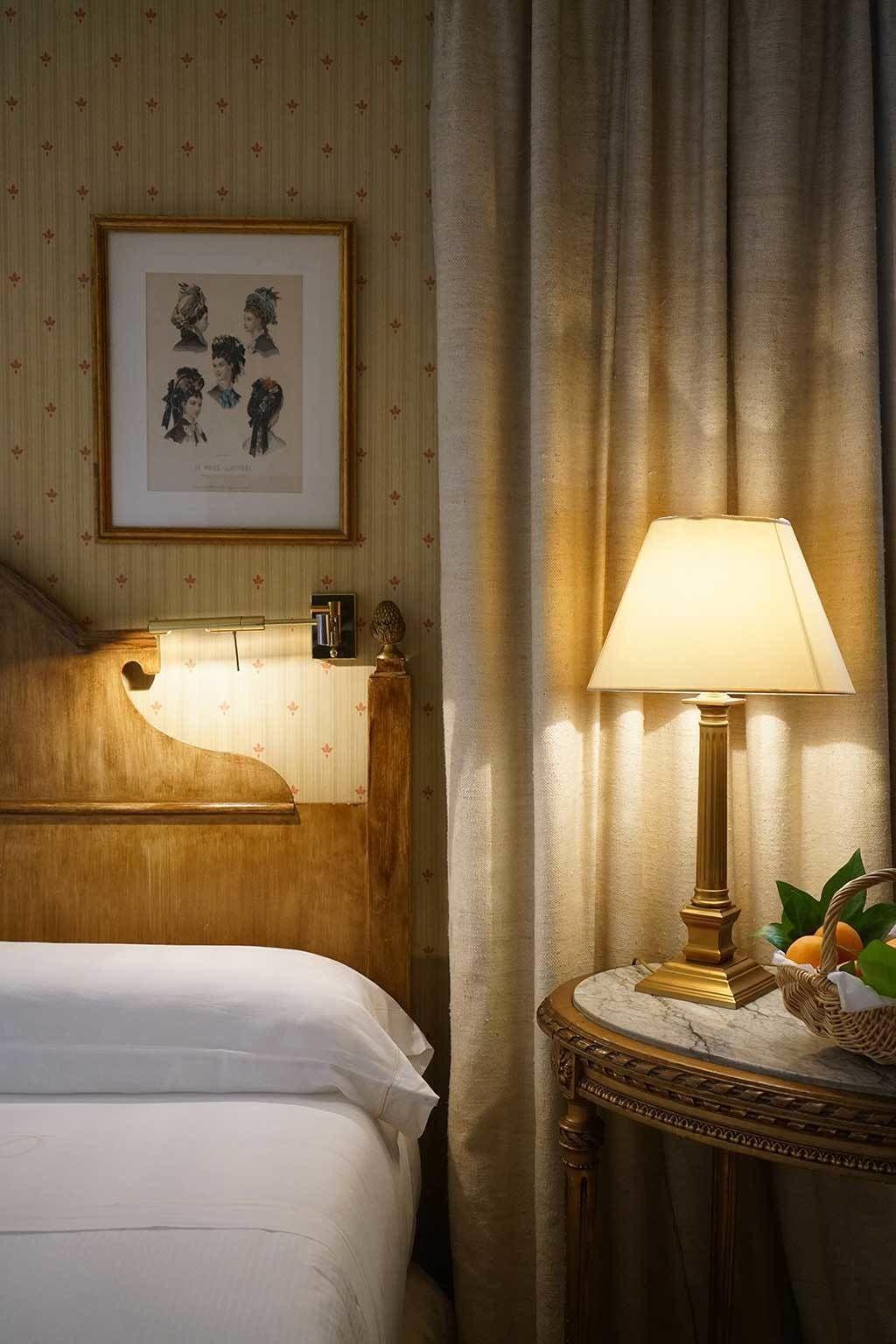 Hotel Landa Burgo Esterno foto A table lamp