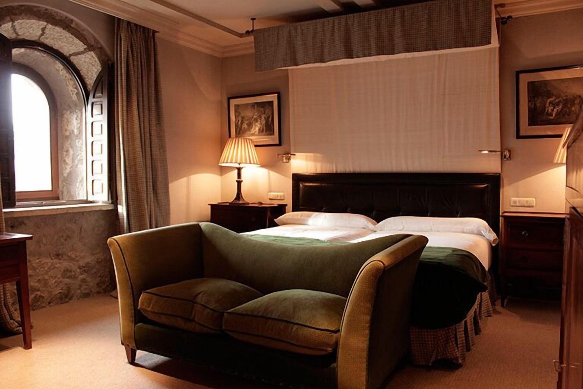 Hotel Landa Burgo Esterno foto A room at the hotel