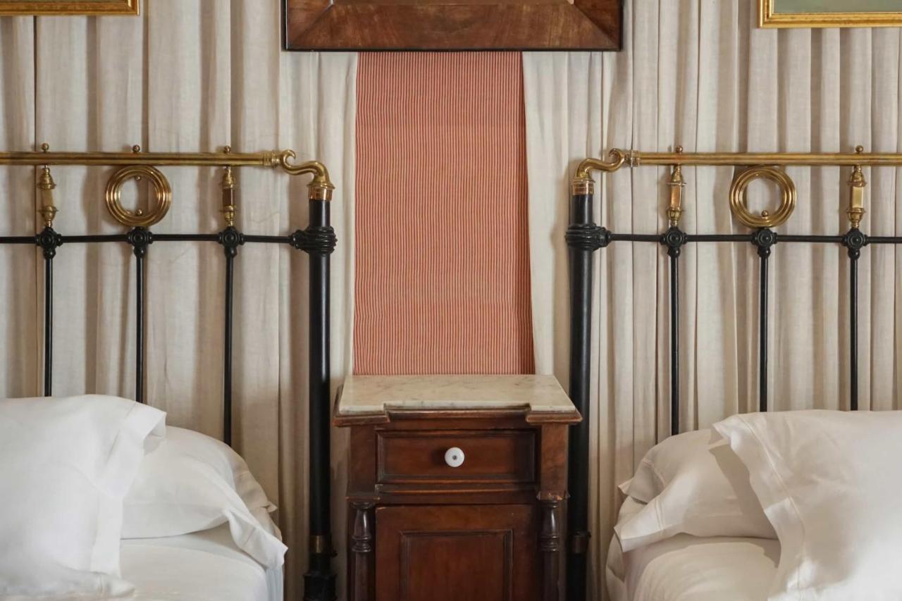 Hotel Landa Burgo Esterno foto A nightstand