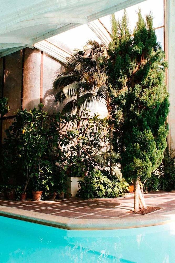 Hotel Landa Burgo Esterno foto The sculpture in 2018