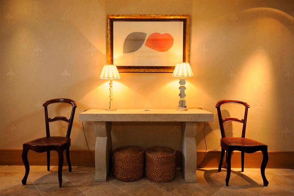 Hotel Landa Burgo Esterno foto A table and chairs