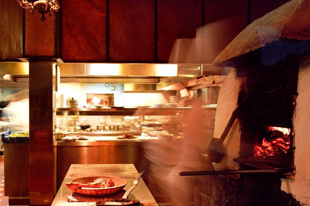Hotel Landa Burgo Esterno foto The open kitchen at the restaurant