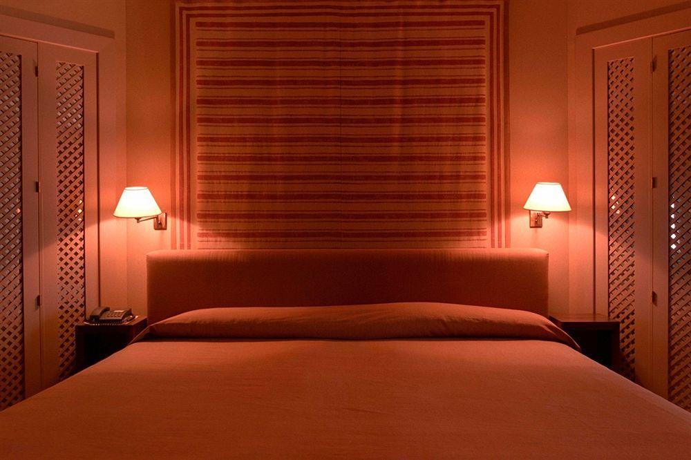 Hotel Landa Burgo Esterno foto A bedroom at the Taj Mahal Palace
