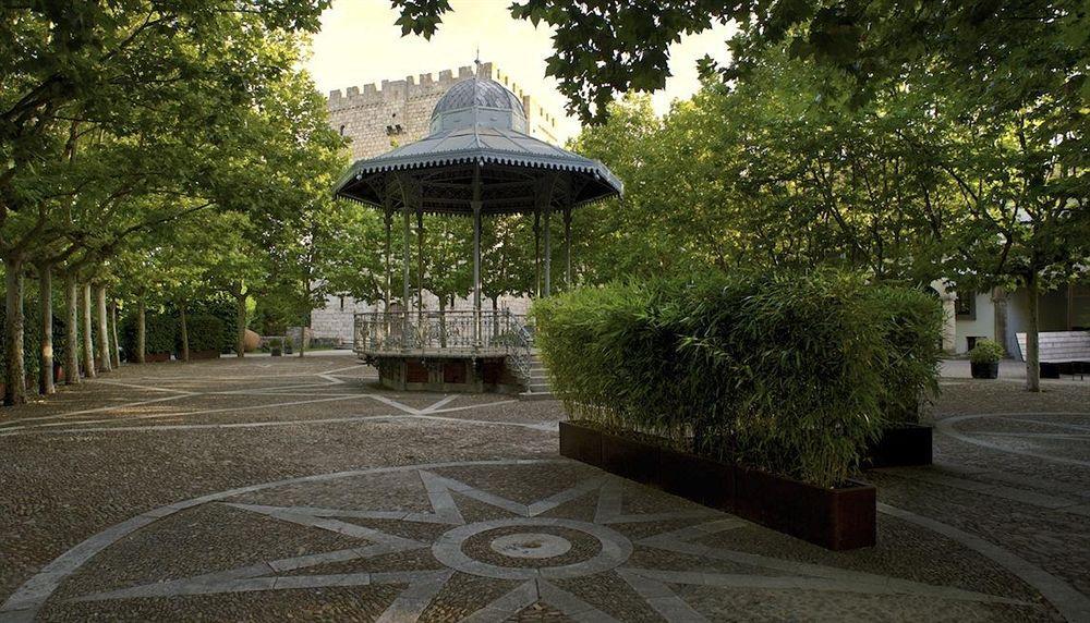 Hotel Landa Burgo Esterno foto The bandstand in the centre of the square