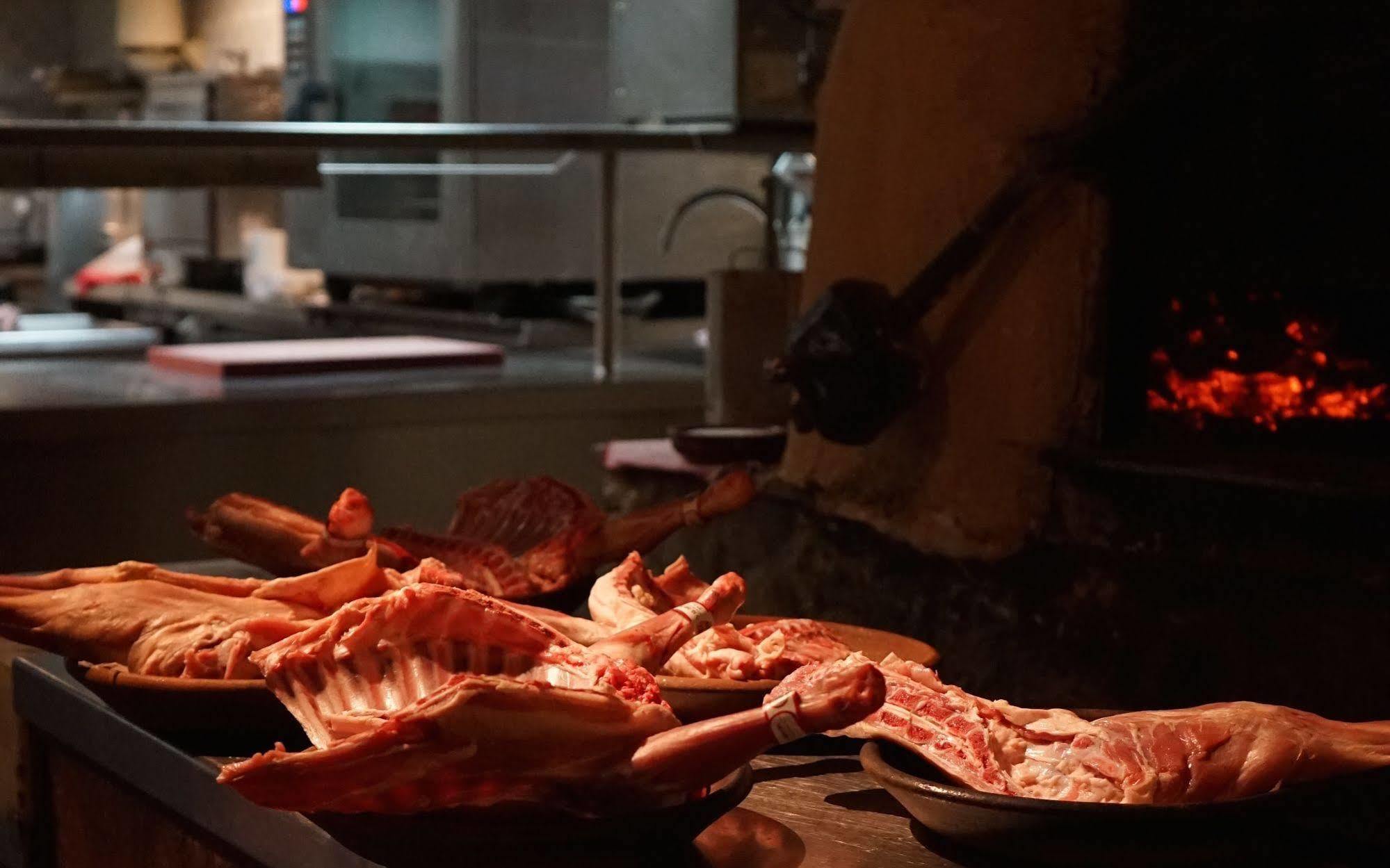 Hotel Landa Burgo Esterno foto Cooking meat