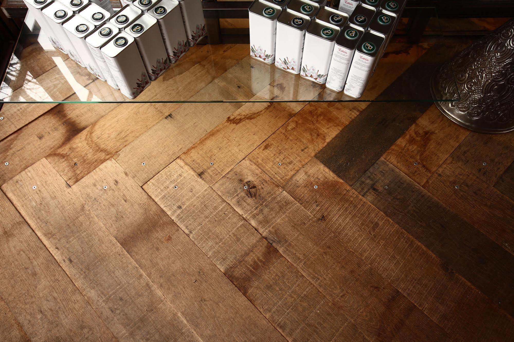 Hotel Landa Burgo Esterno foto A floor made of maple wood